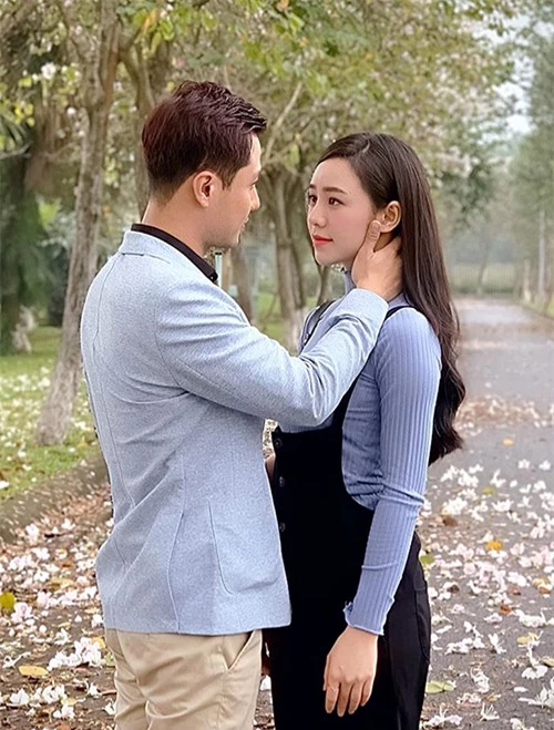 Sau khi lên sóng, những phân đoạn tình cảm của Thanh Sơn và Quỳnh Kool gây sốt với hàng triệu lượt xem trên Facebook. Nhiều người đồn đoán cặp đôi phim giả tình thật nhưng nữ diễn viên phủ nhận.