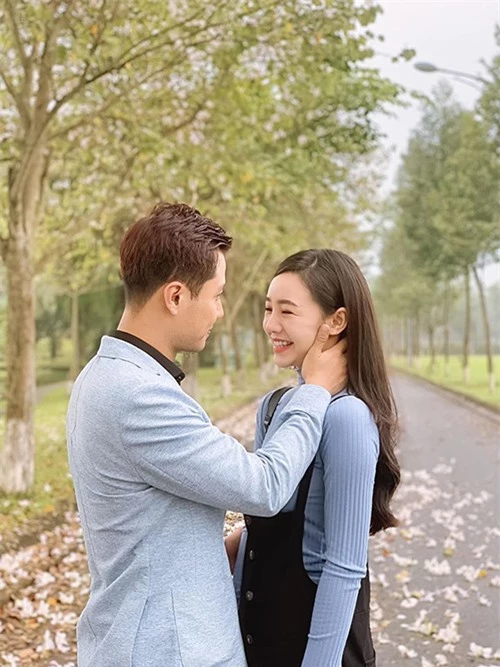 Quỳnh Kool cho biết, khi đóng một số cảnh tình tứ với Thanh Sơn, cô thường không nhịn được cười vì cứ nhìn mặt nam diễn viên là thấy hài hước.