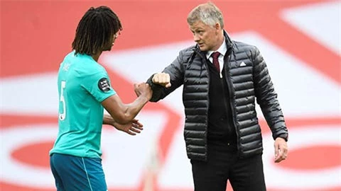 Solskjaer nhắn nhủ Ake: 'M.U đang thiếu trung vệ chân trái'