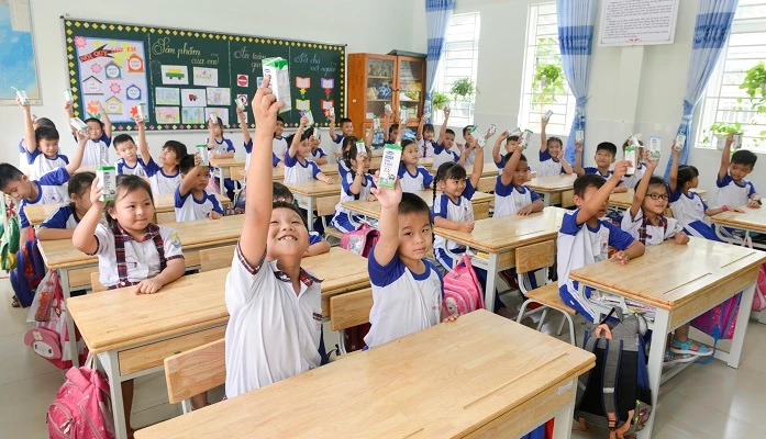 Các em học sinh trường Tiểu học Trang Tấn Khương, xã Long Thới, huyện Nhà Bè vui vẻ đón nhận những hộp sữa an toàn từ Chương trình SHĐ