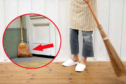 Đặt chổi chơi chơi ai ngờ "đuổi" may mắn, gia chủ nghèo hoài không hiểu tại sao