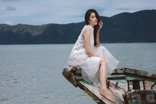 Lý Nhã Kỳ dạo biển Côn Đảo