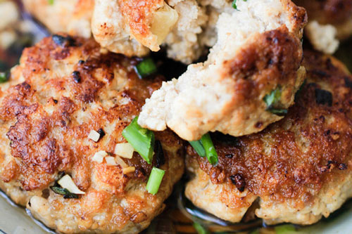 Đậu rán ăn mãi cũng chán, mách chị em cách làm chả đậu phụ thơm ngon khó cưỡng