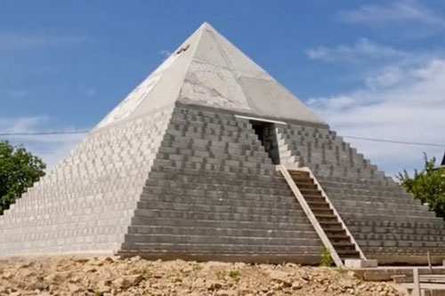 Choáng với công trình đại kim tự tháp Giza ngay trong vườn nhà