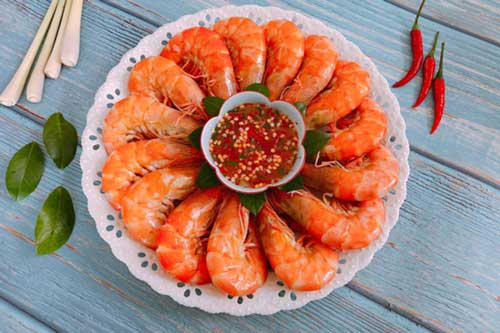 Dùng nước lạnh hay nước sôi cũng chẳng khiến tôm luộc đỏ hồng đẹp mắt, phải nhờ đến "vũ khí bí mật" này