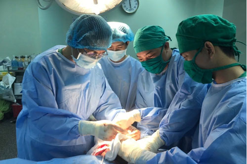 Khớp vai mọc bướu khổng lồ, mất dần chức năng do "tin" thầy lang bó thuốc