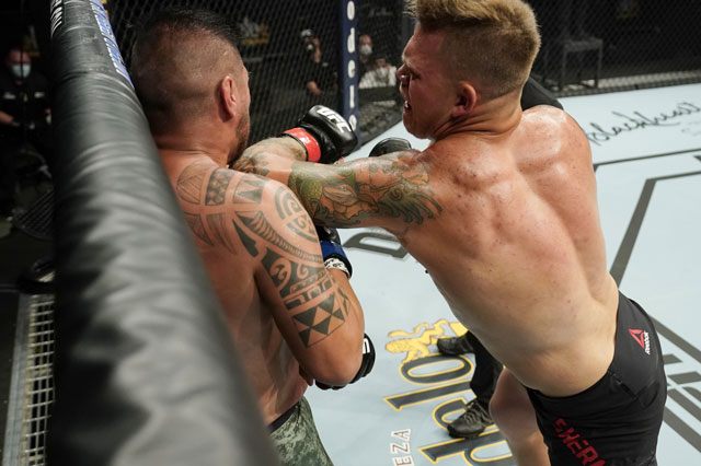 Cận cảnh đòn chỏ cực hiểm khiến võ sĩ Mỹ ‘đổ máu như mưa’