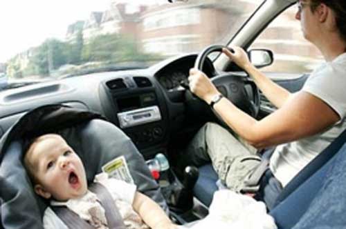 Để con ngồi ghế trước xe ô tô, cha mẹ cần đảm bảo các yếu tố này