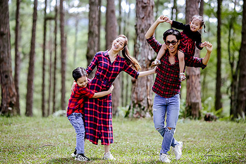 Gia đình Khánh Thi - Phan Hiển nô đùa ở Đà Lạt