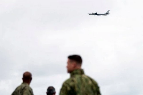 Máy bay chống ngầm tầm xa Tu-142 của Nga xuất hiện ngay khu vực Hải quân NATO đang tập trận. Ảnh: TASS.