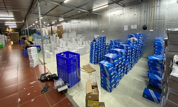 Cận cảnh kho hàng lậu bán hàng nhái các thương hiệu nổi tiếng mới bị triệt phá tại Lào Cai