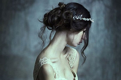 Đoàn rước dâu đang đi trên đường thì đột ngột rẽ vào nghĩa trang, hành động sau đó của chú rể khiến tôi sốc đến mức lao ra khỏi xe hoa đòi hủy hôn