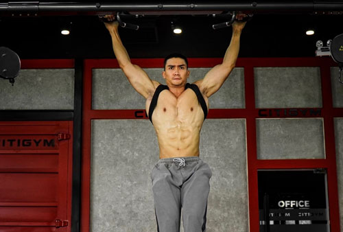 Khoe cơ bắp cuồn cuộn, Lương Gia Huy bị 'soi' đủ đường