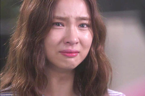 Xách về mớ cá đồng mẹ đẻ cho mà chồng nặng mặt, nhưng ngồi vào mâm anh lại lôi ra chai rượu vang và nói 1 câu khiến tôi rụng rời