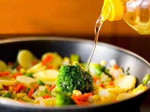 Sai lầm chết người khi dùng dầu ăn nhiều nhà mắc, cần bỏ gấp kẻo hối hận thì quá muộn