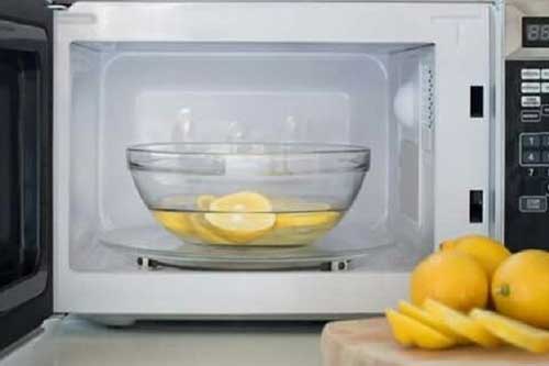 Tuyệt chiêu làm sạch lò vi sóng trong vòng 'một nốt nhạc'