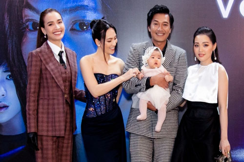 Quang Tuấn - Linh Phi lần đầu bế con dự sự kiện