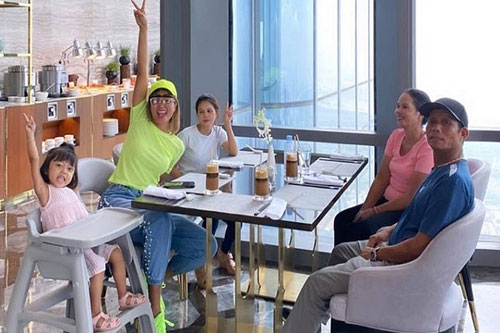 H'Hen Niê dẫn bố mẹ đi ăn phở giá gần triệu đồng