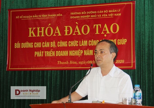 Thạc sỹ Trịnh Văn Ngãi, Hiệu trưởng Trường Đào tạo Cán bộ Quản lý Doanh nghiệp Việt Nam khai mạc khóa học. 