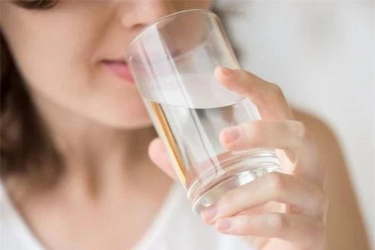 Chuyên gia chỉ 6 quy tắc khi uống nước vào mùa hè bắt buộc phải nhớ kẻo rước họa - Ảnh 2.