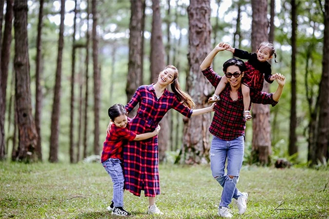 Vợ chồng Khánh Thi liên tục lôi kéo hai con đùa nghịch trước ống kính, biến buổi chụp hình thành chuyến dã ngoại vui vẻ để hai bé không cảm thấy chán nản.