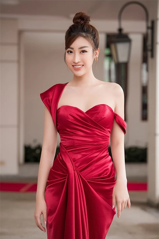 Đỗ Mỹ Linh cũng có kinh nghiệm chấm thi Hoa hậu Việt Nam 2018. Sau bốn năm đăng quang danh hiệu cao quý, cô nỗ lực phát triển sự nghiệp, tích cực tham gia hoạt động thiện nguyện và giữ gìn hình ảnh đẹp trước công chúng.
