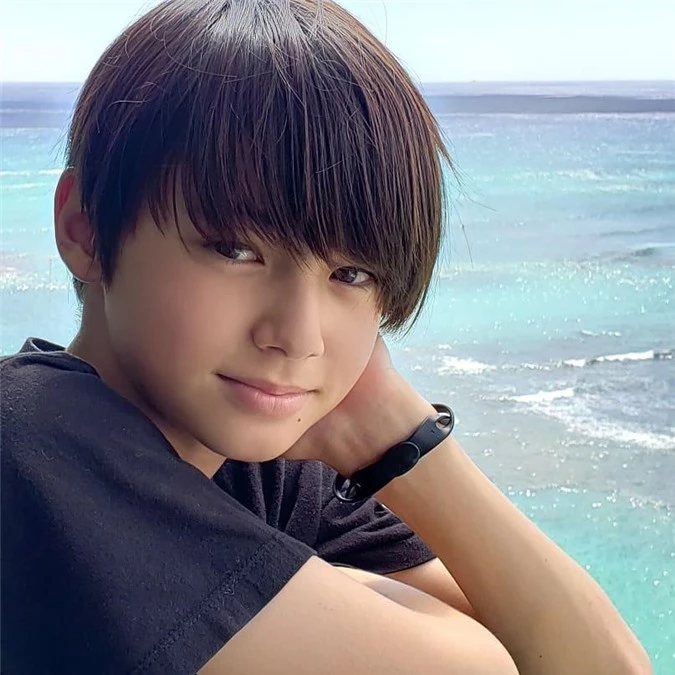 Alex Shou - cậu bé sinh năm 2007 có bố là người Đức, mẹ người Nhật đang khiến cộng đồng mạng Hàn điên đảo vì vẻ điển trai hiếm có của mình.