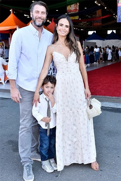 Vợ chồng Jordana Brewster - Andrew Form cùng con trai năm 2017.