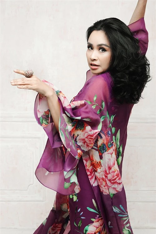 Nhiều năm nay, Thanh Lam luôn chọn các kiểu váy dáng suông nuốt chửng đường cong mang lại sự phóng khoáng và thoải mái khi di chuyển.