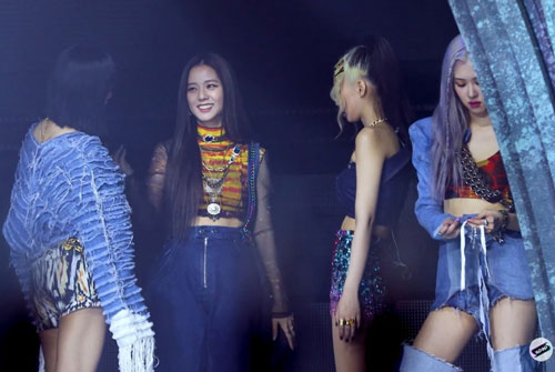 Tâm trạng buồn bã của Rosé (Black Pink) khiến fan lo lắng