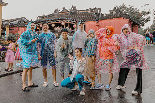 Đi du lịch gặp mưa to, nhóm bạn vẫn cho ra đời bộ ảnh 'chất lừ'