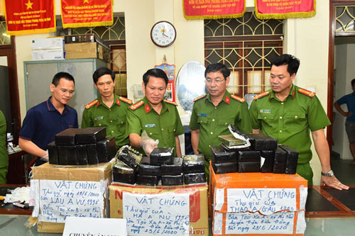 Những "con buôn" ma túy luôn thủ súng phòng thân