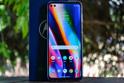 Moto G 5G Plus được trang bị tấm nền màn hình IPS LCD kích thước 6,7 inch, độ phân giải Full HD Plus (2.520x1.080 pixel), mật độ điểm ảnh 409 ppi. Màn hình này được chia theo tỷ lệ 21:9, tần số quét 90 Hz, tích hợp công nghệ HDR10. 