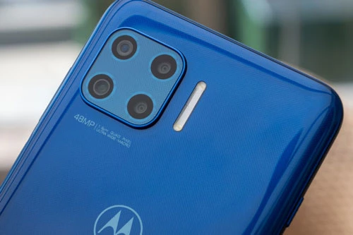 Motorola Moto G 5G Plus được trang bị 4 camera sau. Trong đó, cảm biến chính 48 MP, khẩu độ f/1.7 với khả năng lấy nét theo pha. Ống kính thứ hai 16 MP, f/2.2 với góc rộng 118 độ. Cảm biến macro 5 MP, f/2.4 và ống kính chiều sâu 2 MP, f/2.2. Bộ tứ này được trang bị đèn flash LED, quay video 4K. 