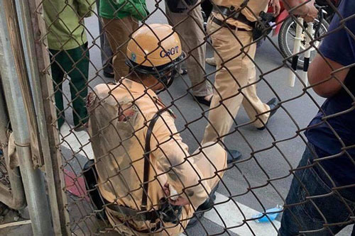 Hà Nội: CSGT bị ô tô tông thẳng, kéo lê hàng chục mét