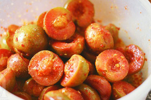 Cách làm mận lắc muối ớt chua cay ngon khó cưỡng