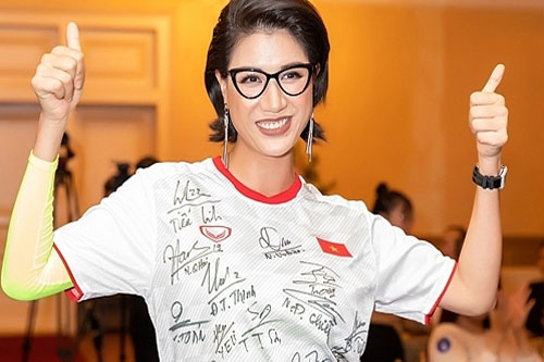 Trang Trần chi 50 triệu đồng mua quà tặng con nuôi