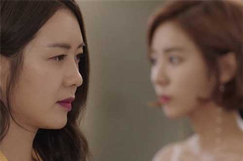 Đang ngồi ăn trong nhà hàng, người yêu chui tọt xuống gầm bàn trốn, còn tôi run rẩy sợ hãi khi thấy cảnh tượng này