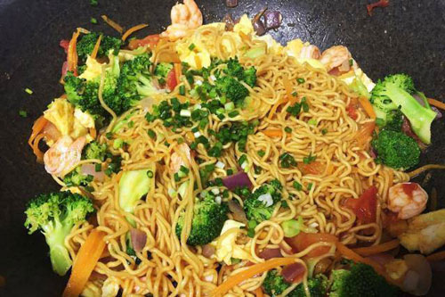 Chán cơm làm mì tôm xào kiểu này, cả nhà vừa ngon miệng lại không lo thiếu chất