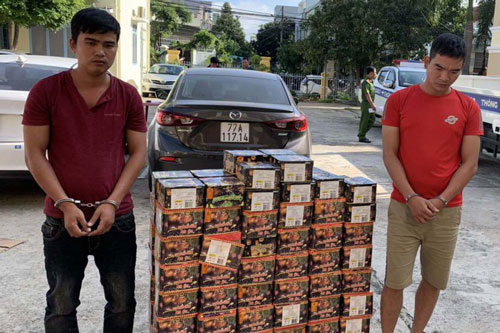 Kon Tum: Mang 2 ô tô đi vận chuyển gần 4 tạ pháo