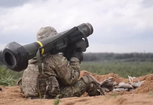 Quân đội Ukraine bắt đầu triển khai tên lửa chống tăng FGM-148 Javelin cho nhiệm vụ tác chiến. Ảnh: TASS.