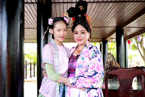 Mẫu nhí Bảo Hà làm 'con gái' Lê Giang