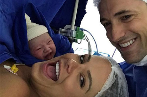 Đâu chỉ làm mặt "ngầu", vừa chào đời các bé đã có "trăm kiểu" biểu cảm cực thần thái