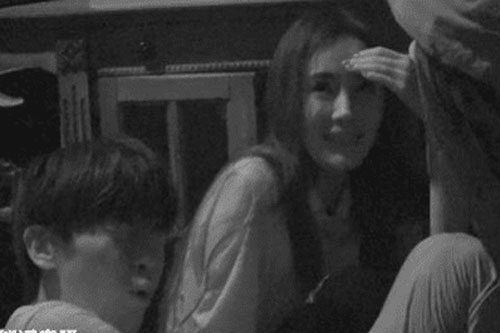 Dương Mịch được trai trẻ Đặng Luân ôm chặt giữa bóng đêm, chuyện gì đang xảy ra?