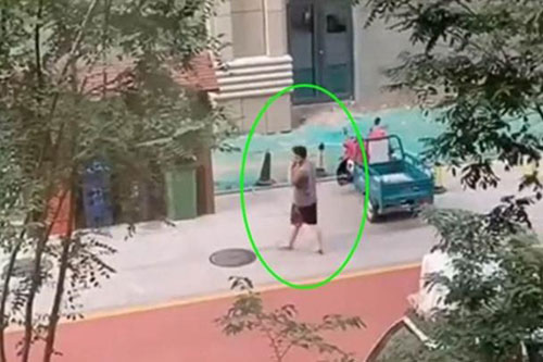 Vợ đang ở cữ, chồng viện cớ đi vứt rác để lén lút làm một việc khiến cô không thể tin vào mắt mình