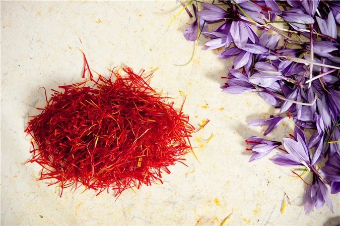 Cận cảnh quá trình thu hoạch saffron - thứ gia vị đắt nhất thế giới được mệnh danh “vàng đỏ“ có giá hàng tỷ đồng 1kg, từng được Nữ hoàng Ai Cập dùng để dưỡng nhan - Ảnh 8.