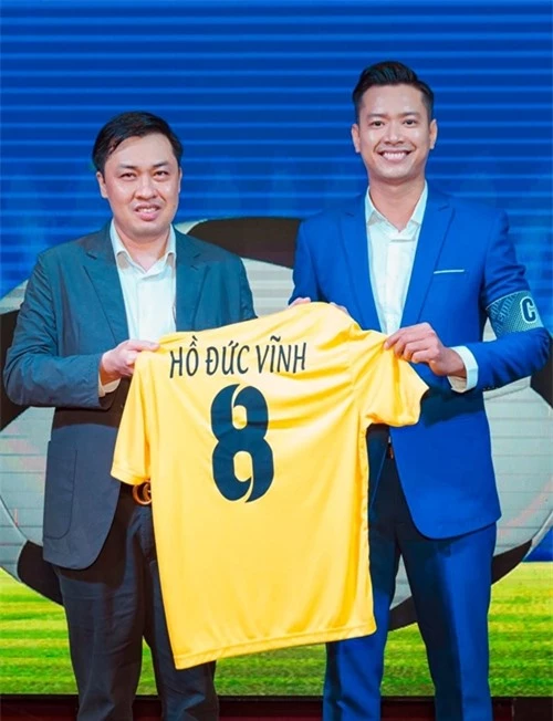 Hồ Đức Vĩnh nhận áo đấu và băng đội trưởng từ ông Cao Văn Chóng - phó chủ tịch Liên đoàn bóng đá Việt Nam.