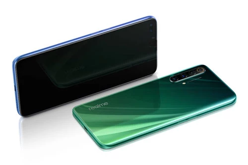 Realme X50 5G có 2 màu Starry Blue và Galaxy White. Giá bán của phiên bản RAM 6 GB tại châu Âu là 349 euro (tương đương 9,14 triệu đồng). Phiên bản RAM 8 GB chưa được công bố giá bán.