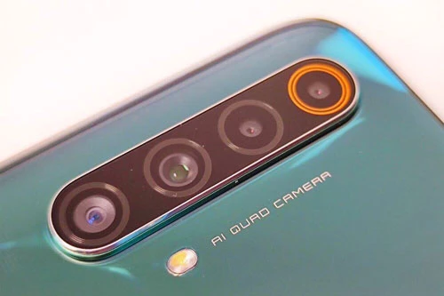 Realme X50 5G có 4 camera sau. Cảm biến chính 48 MP, khẩu độ f/1.8 cho khả năng lấy nét theo pha. Ống kính thứ hai 8 MP, f/2.3 với góc rộng 119 độ. Ống kính macro và cảm biến chiều sâu cùng có độ phân giải 2 MP, f/2.4. Bộ tứ này được trang bị đèn flash LED kép, quay video 4K. 