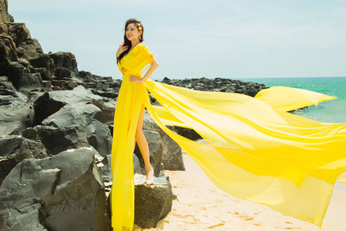 Kim Thanh Thảo khoe sắc ở Bãi Xép